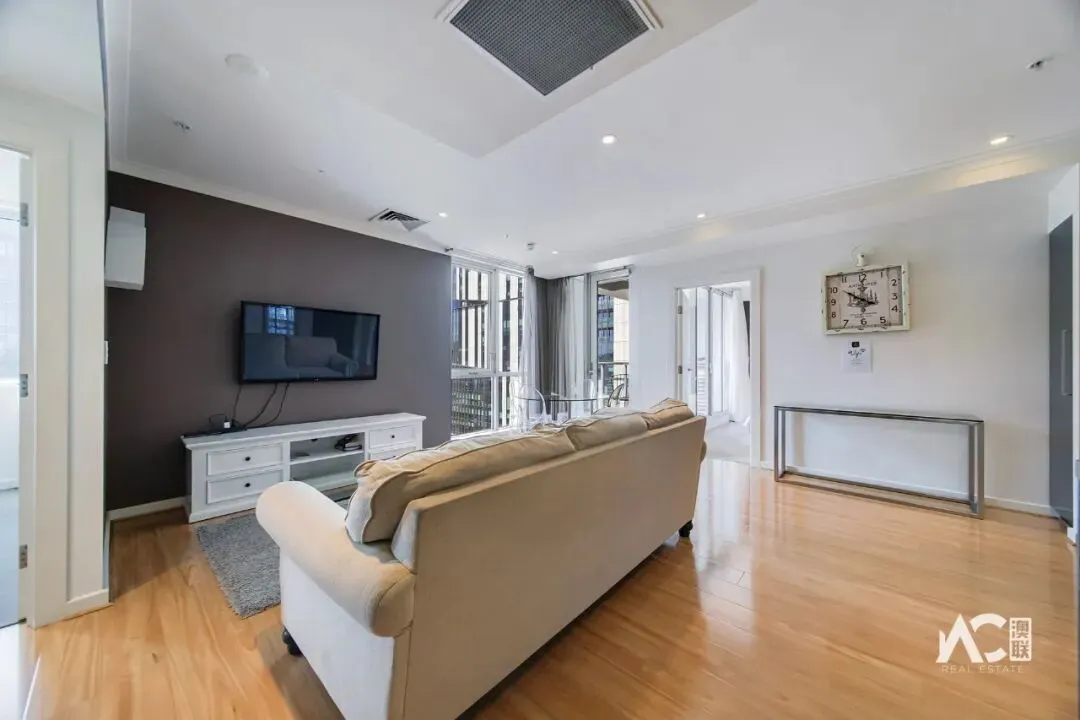 出售:对面就是中央市场和中国城!步行就到南澳和阿德莱德大学!阿德市区罗兰两房两浴公寓,可观城市风景!