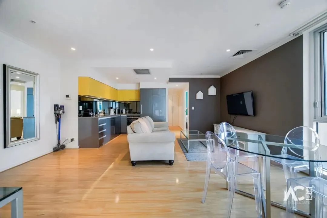 出售:对面就是中央市场和中国城!步行就到南澳和阿德莱德大学!阿德市区罗兰两房两浴公寓,可观城市风景!