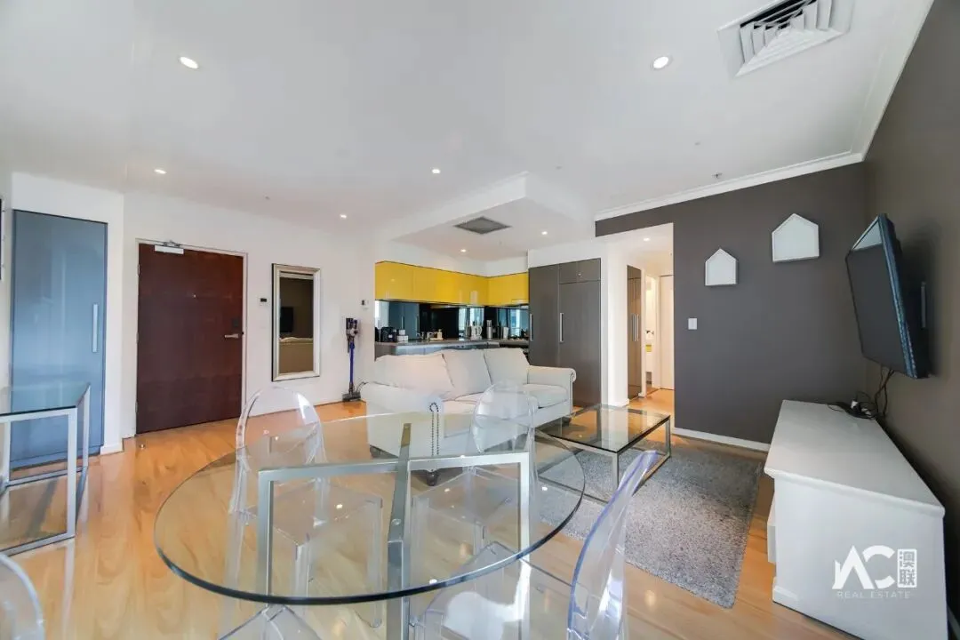 出售:对面就是中央市场和中国城!步行就到南澳和阿德莱德大学!阿德市区罗兰两房两浴公寓,可观城市风景!