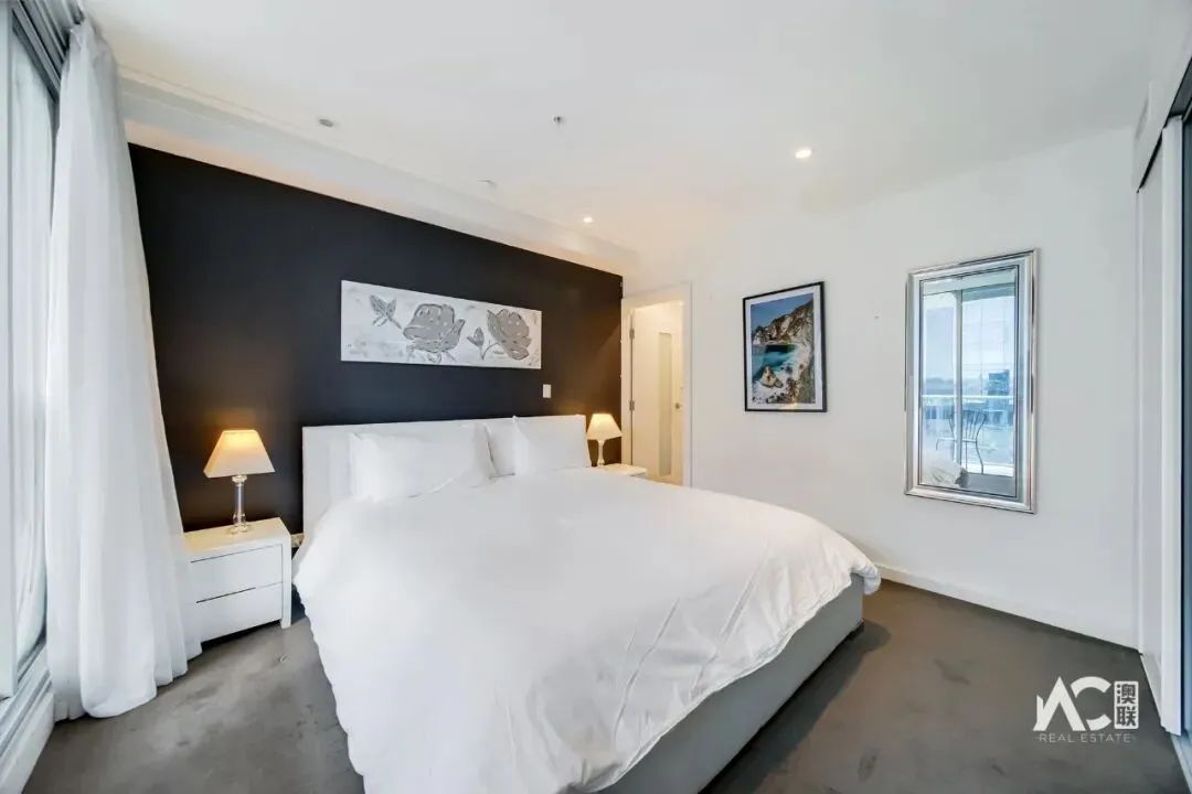 出售:对面就是中央市场和中国城!步行就到南澳和阿德莱德大学!阿德市区罗兰两房两浴公寓,可观城市风景!