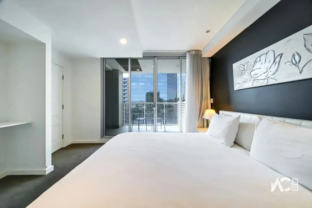 出售:对面就是中央市场和中国城!步行就到南澳和阿德莱德大学!阿德市区罗兰两房两浴公寓,可观城市风景!