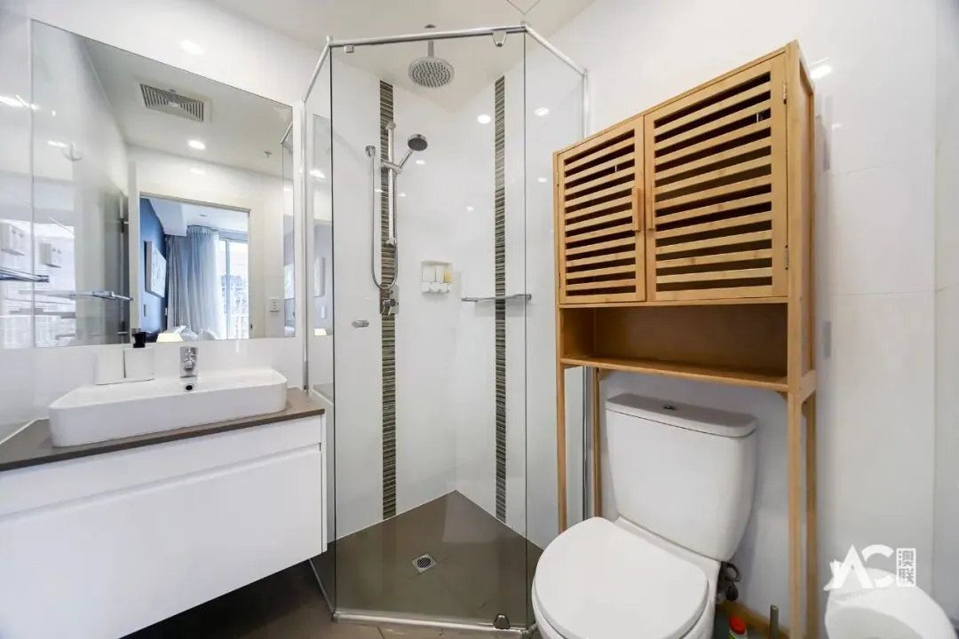 出售:对面就是中央市场和中国城!步行就到南澳和阿德莱德大学!阿德市区罗兰两房两浴公寓,可观城市风景!