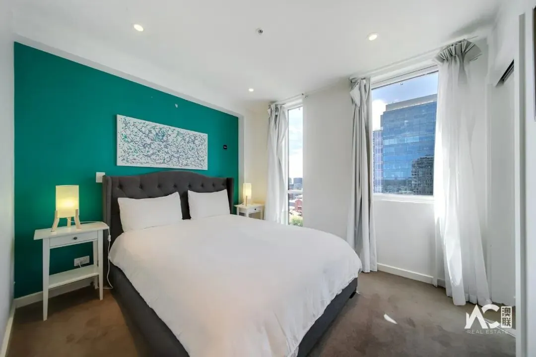 出售:对面就是中央市场和中国城!步行就到南澳和阿德莱德大学!阿德市区罗兰两房两浴公寓,可观城市风景!