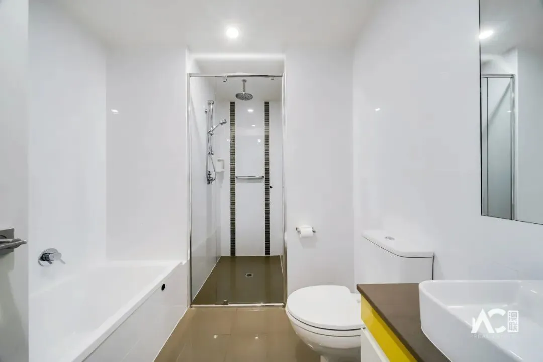 出售:对面就是中央市场和中国城!步行就到南澳和阿德莱德大学!阿德市区罗兰两房两浴公寓,可观城市风景!