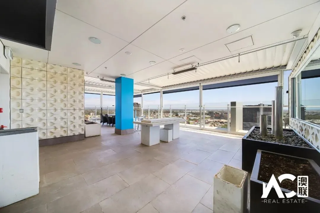 出售:对面就是中央市场和中国城!步行就到南澳和阿德莱德大学!阿德市区罗兰两房两浴公寓,可观城市风景!