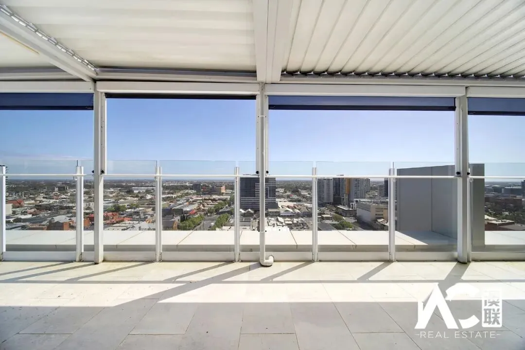 出售:对面就是中央市场和中国城!步行就到南澳和阿德莱德大学!阿德市区罗兰两房两浴公寓,可观城市风景!