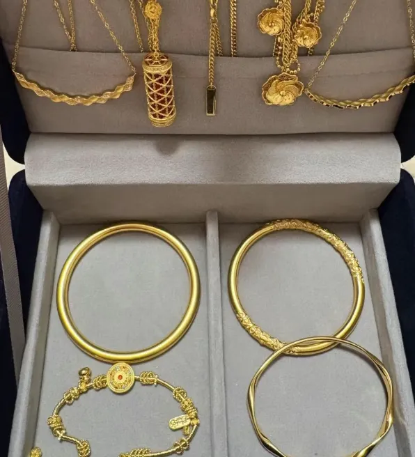 眼看市场震荡!一男子花大钱买了个黄金鸟巢,最近手头紧张,于是出手卖掉,结果发现无人问津.