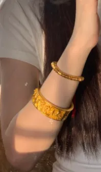 眼看市场震荡!一男子花大钱买了个黄金鸟巢,最近手头紧张,于是出手卖掉,结果发现无人问津.