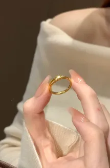 眼看市场震荡!一男子花大钱买了个黄金鸟巢,最近手头紧张,于是出手卖掉,结果发现无人问津.