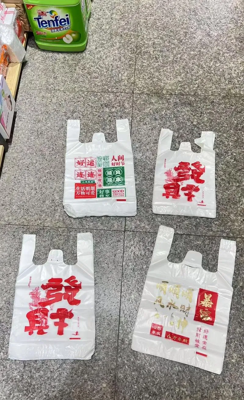 农贸市场早市摊,塑料袋套碗装热牛腩粉,劣质袋遇热变软,长期吃有害
