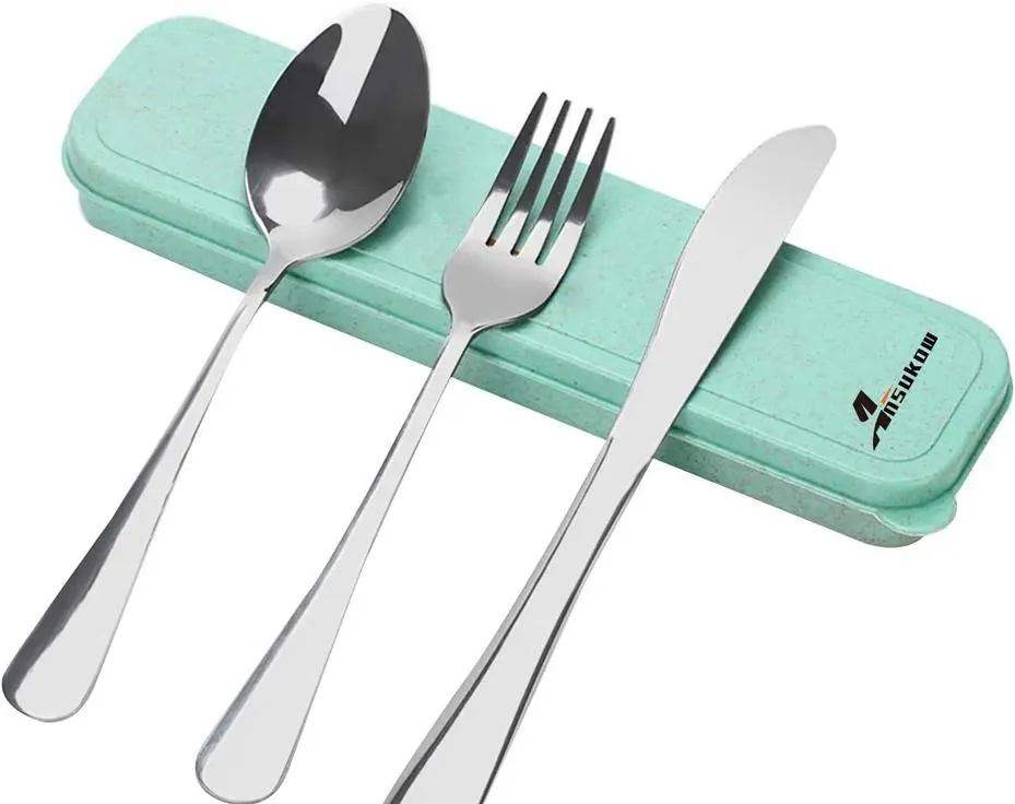 农贸市场早市摊,塑料袋套碗装热牛腩粉,劣质袋遇热变软,长期吃有害