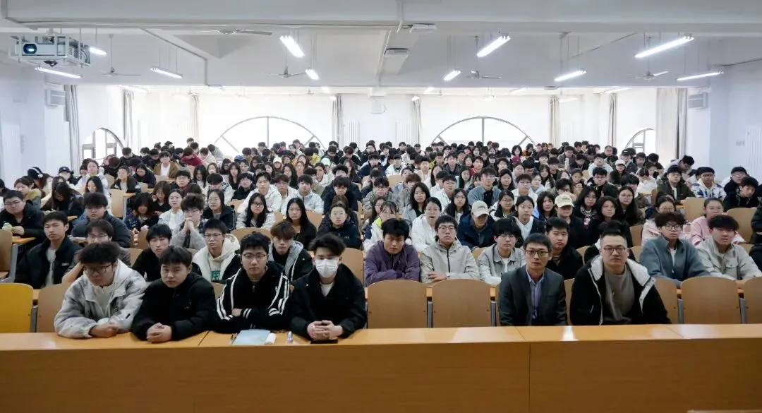 【开学第一课】|信息科学与技术学院计算机科学与技术专业发展趋势讲座顺利举行