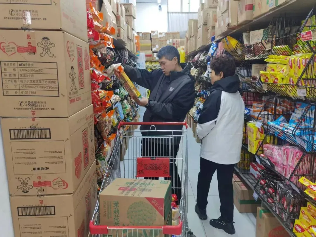 一〇四团新春市场货丰价稳 年味浓郁购销两旺