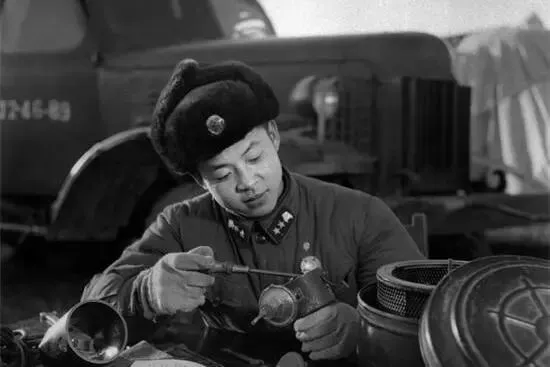 技行公益学雷锋,电脑义诊护青春.