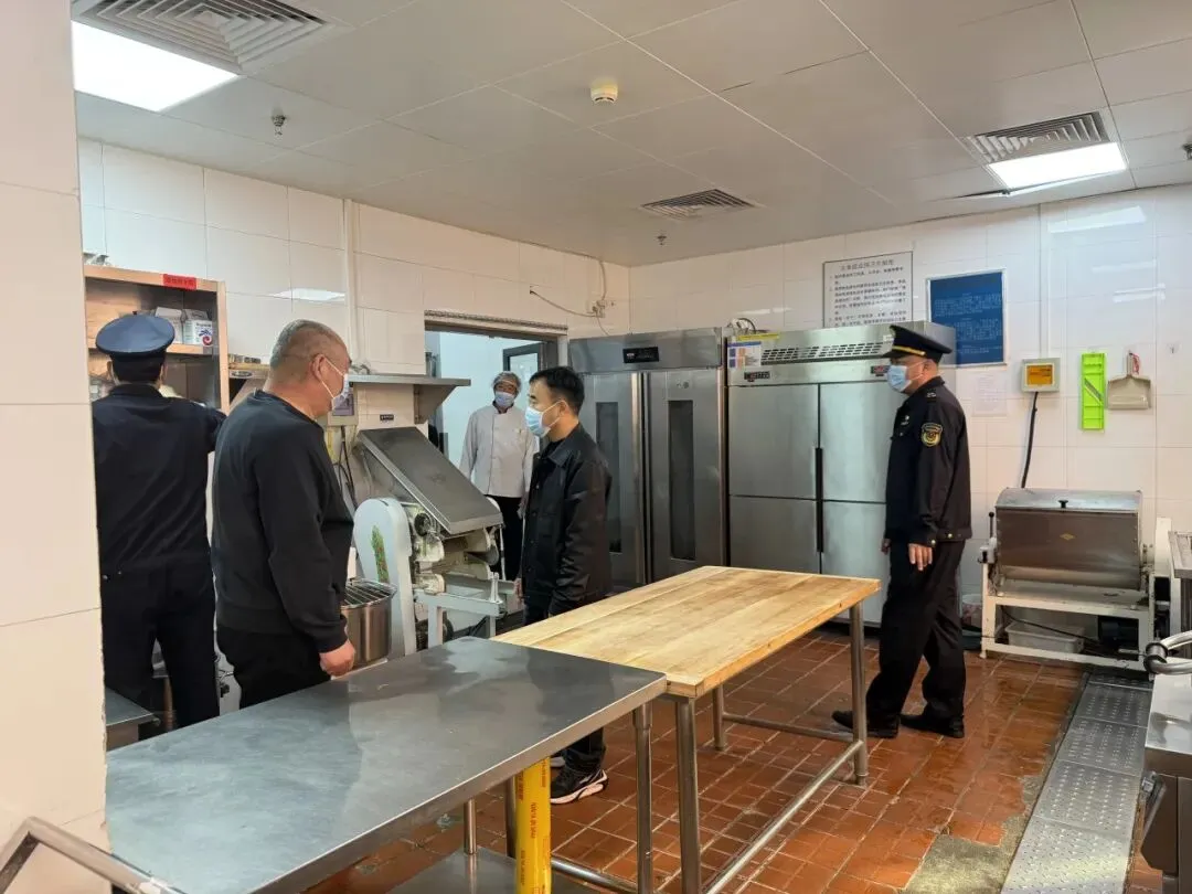 饮食服务中心质监部联合市场监督管理所开展雁栖湖校区春季食品安全专项检查