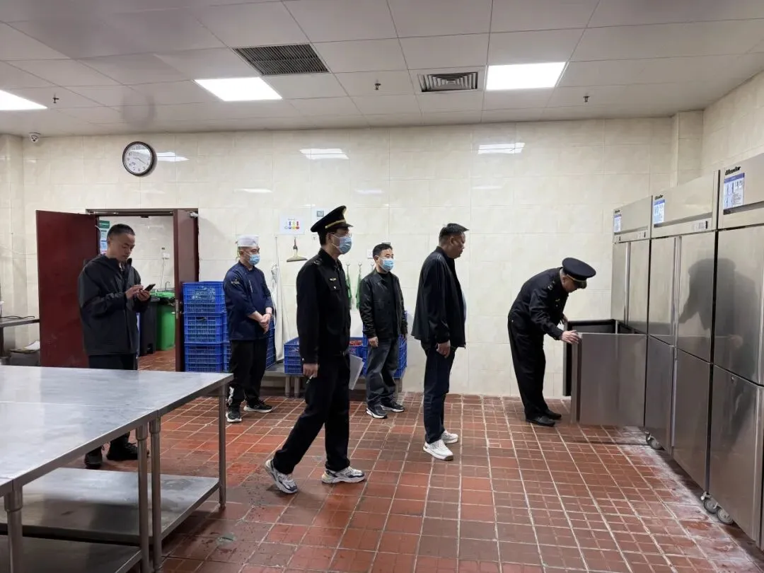 饮食服务中心质监部联合市场监督管理所开展雁栖湖校区春季食品安全专项检查