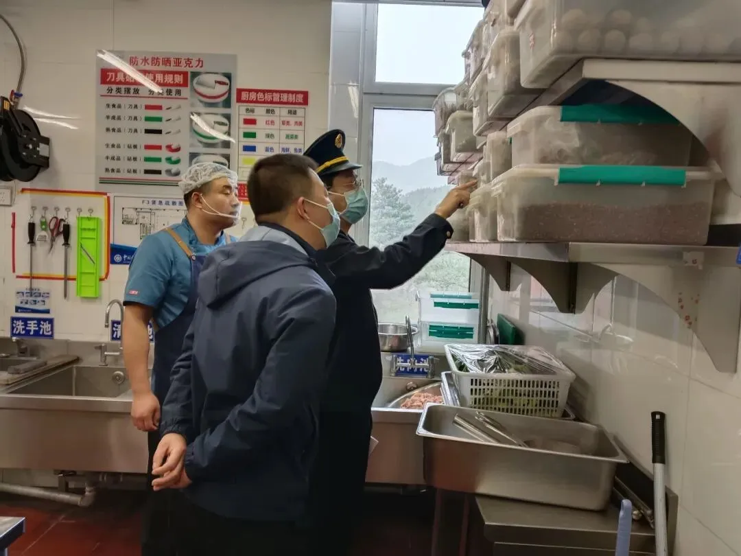 饮食服务中心质监部联合市场监督管理所开展雁栖湖校区春季食品安全专项检查