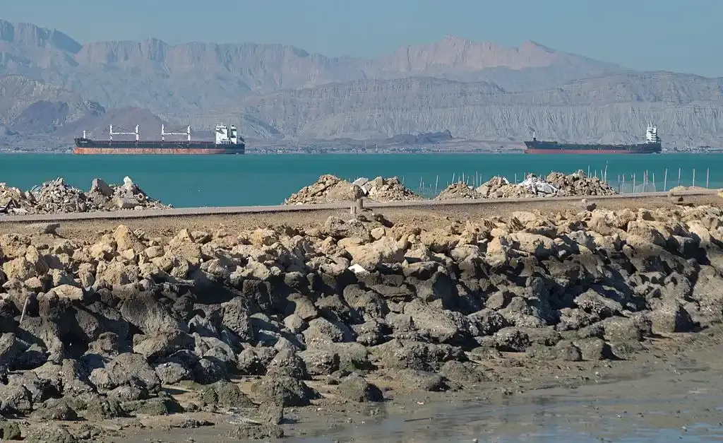 全球能源市场动荡不安!美炼油厂爆炸、伊朗核电站遭袭,美伊对话真假难辨