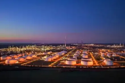 全球能源市场动荡不安!美炼油厂爆炸、伊朗核电站遭袭,美伊对话真假难辨