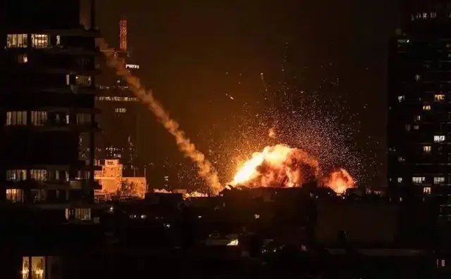 全球能源市场动荡不安!美炼油厂爆炸、伊朗核电站遭袭,美伊对话真假难辨