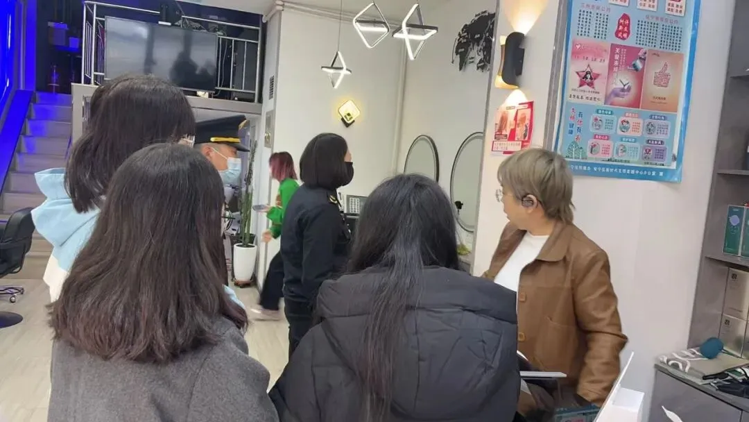 孔家崖市场监管所开展化妆品经营使用单位检查