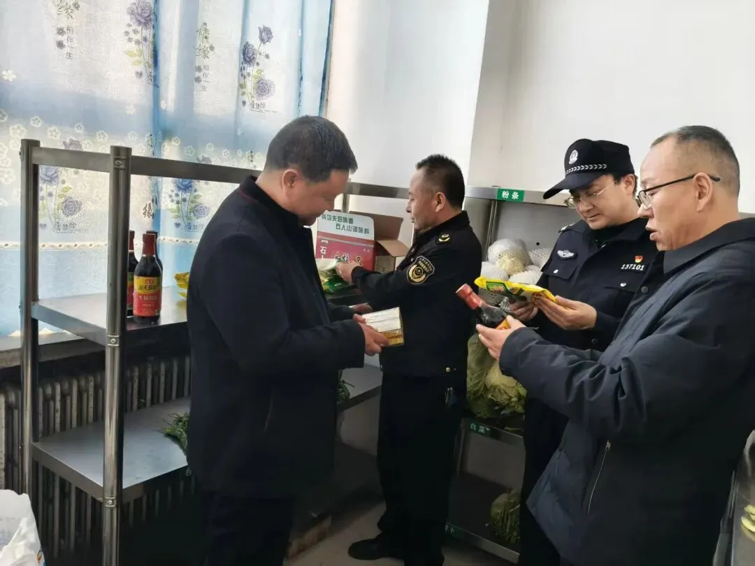 柳梁镇市场监管所开展校园及周边安全检查