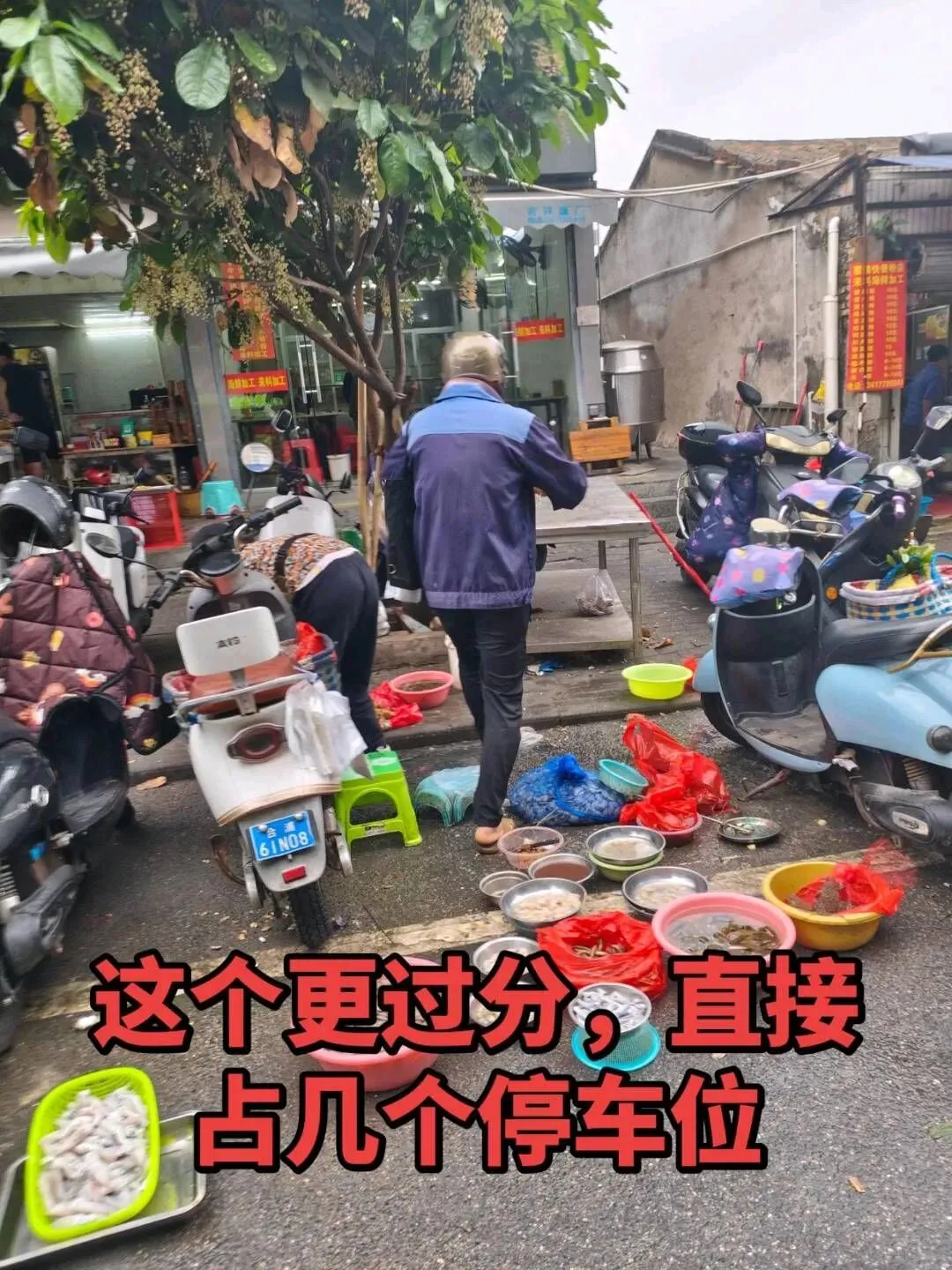 网友反馈:北海文明市场,地摊乱七八糟、很难停车,建议管管!
