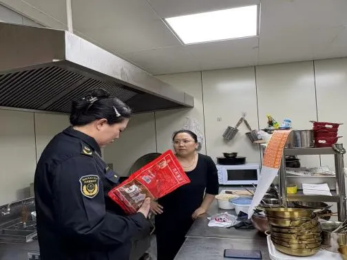 快速响应 全面排查:鄂托克旗市场监督管理局开展“3·15”曝光“问题鸡爪”专项整治行动