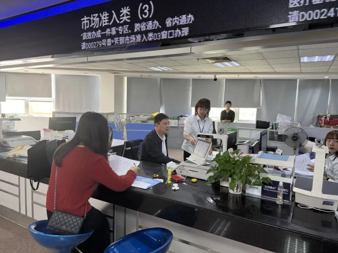 沉浸式走流程一线优服务——区市场监管局局长黄连生带队开展 “局长走流程” 沉浸式体验活动