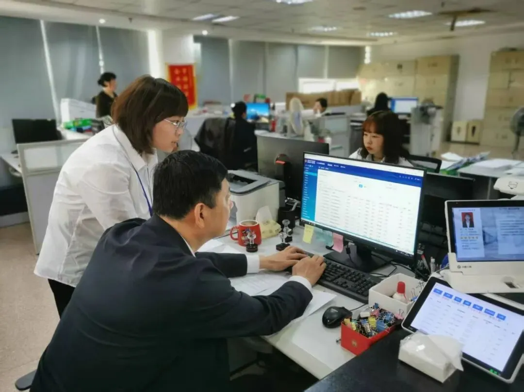 沉浸式走流程一线优服务——区市场监管局局长黄连生带队开展 “局长走流程” 沉浸式体验活动