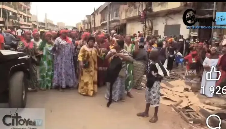 麦地那市场:抗议游行期间,妇女们被催泪瓦斯驱散