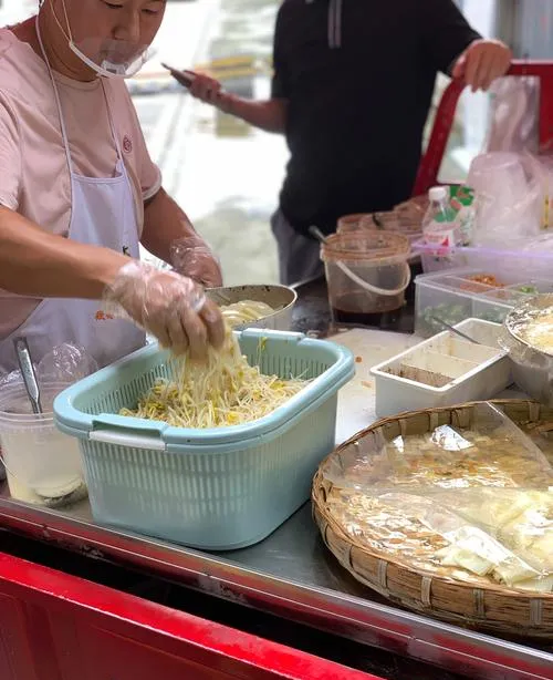 热饸饹面+塑料袋=?粮油市场早餐摊的这波操作,看完整个人都不好了