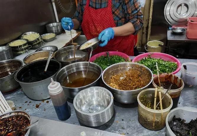 热拨鱼面+塑料袋=?茶叶市场早餐摊的这波操作,看完整个人都不好了