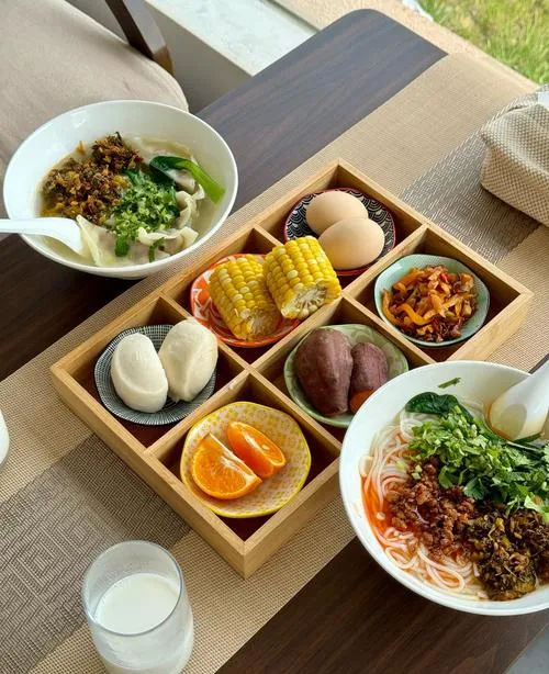 热拨鱼面+塑料袋=?茶叶市场早餐摊的这波操作,看完整个人都不好了