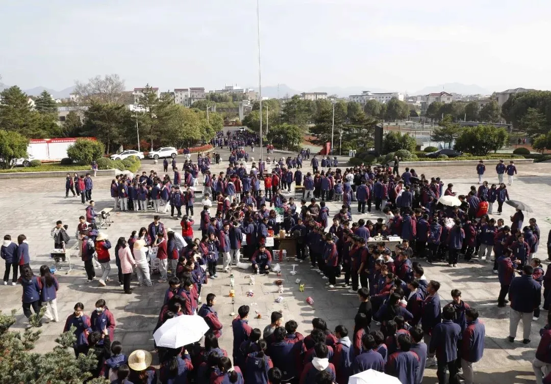 旧物新主,共享欢乐!新昌技师学院跳蚤市场温情落幕
