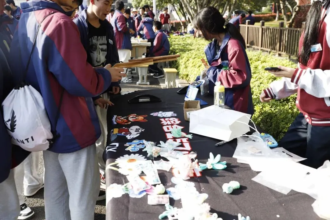 旧物新主,共享欢乐!新昌技师学院跳蚤市场温情落幕