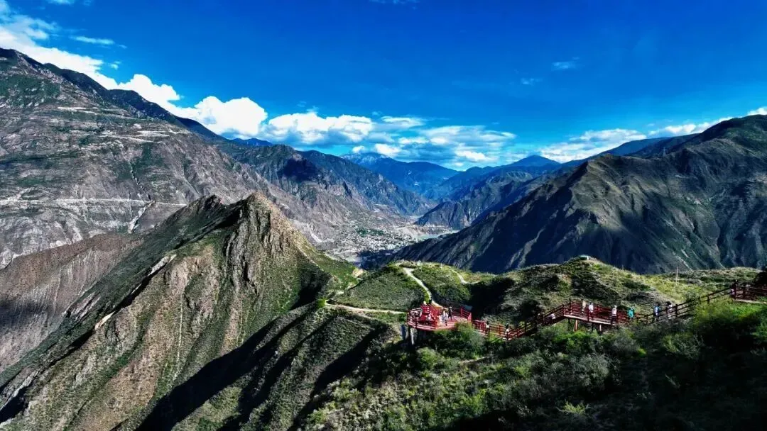 国庆中秋落幕:文旅市场交出 “强答卷”,远途、夜游、小城游藏不住了