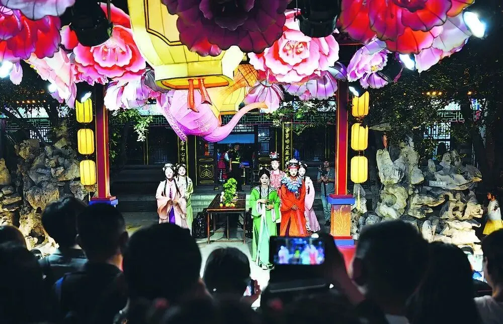 国庆中秋落幕:文旅市场交出 “强答卷”,远途、夜游、小城游藏不住了