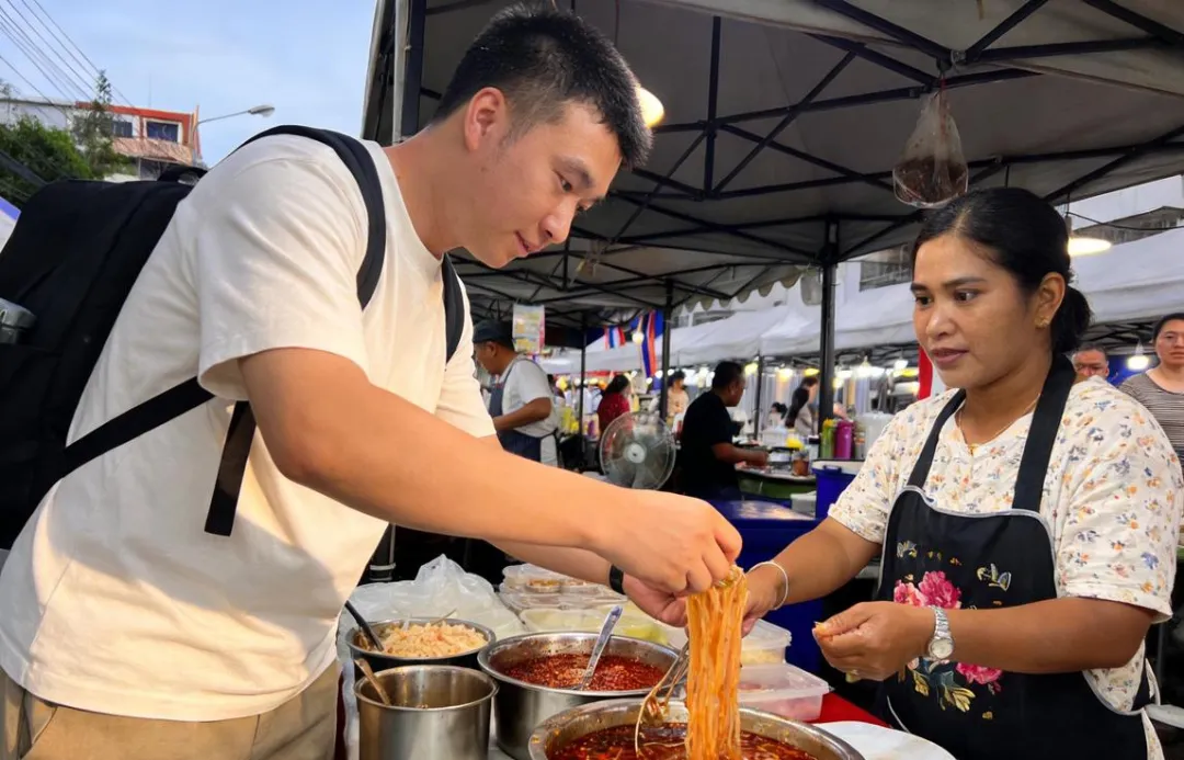 热老友粉+塑料袋=?木材市场早餐摊的这波操作,看完整个人都不好了