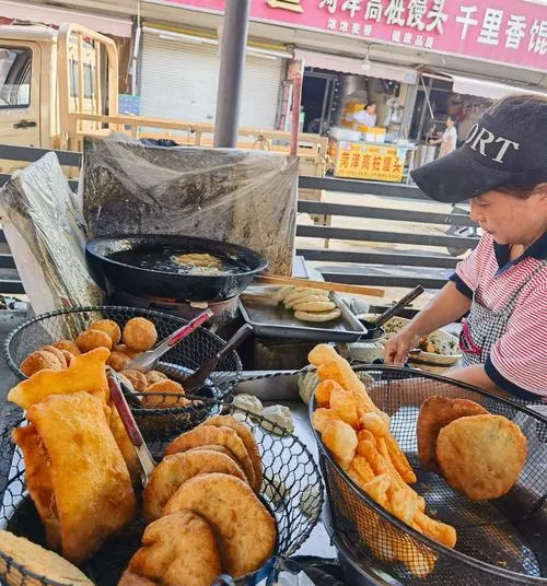 热老友粉+塑料袋=?木材市场早餐摊的这波操作,看完整个人都不好了