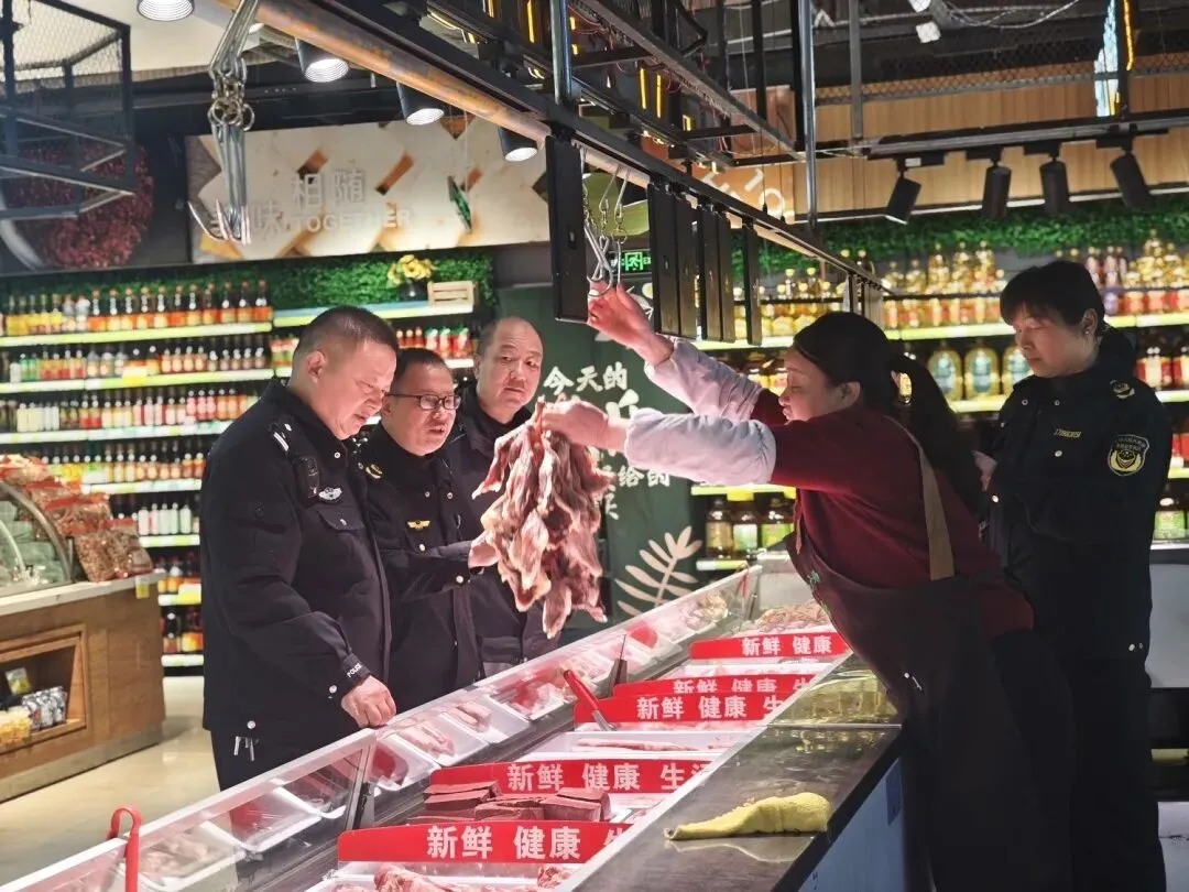 舌尖安全不松懈!英山公安联合市场监管部门开展食品安全突击抽检