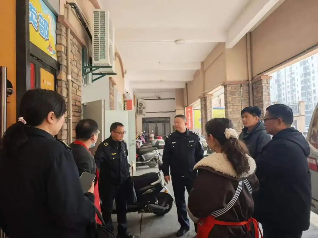 舌尖安全不松懈!英山公安联合市场监管部门开展食品安全突击抽检