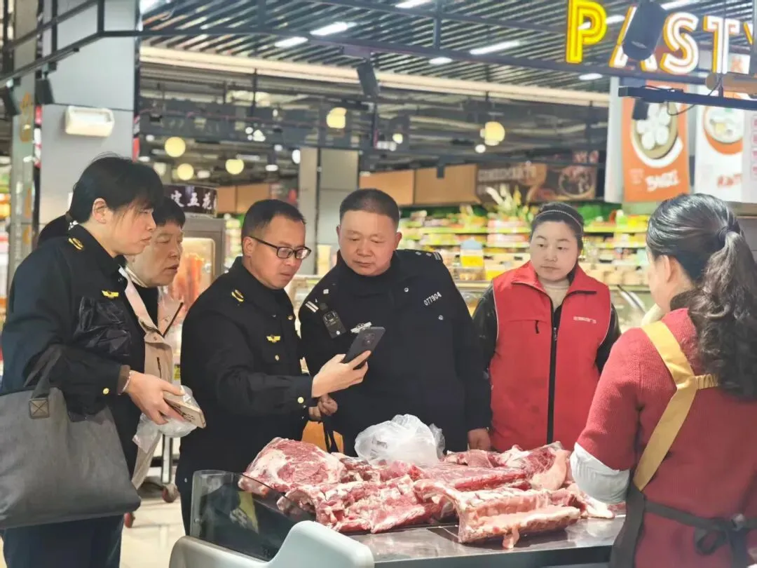 舌尖安全不松懈!英山公安联合市场监管部门开展食品安全突击抽检