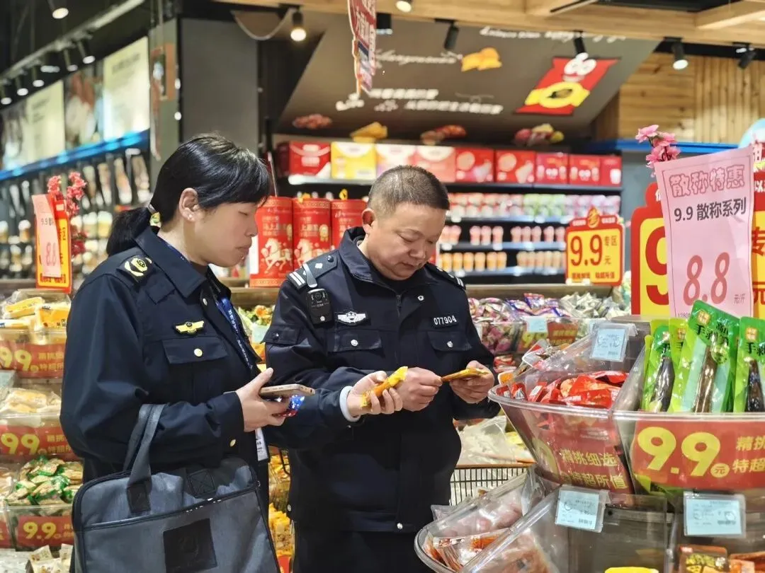 舌尖安全不松懈!英山公安联合市场监管部门开展食品安全突击抽检