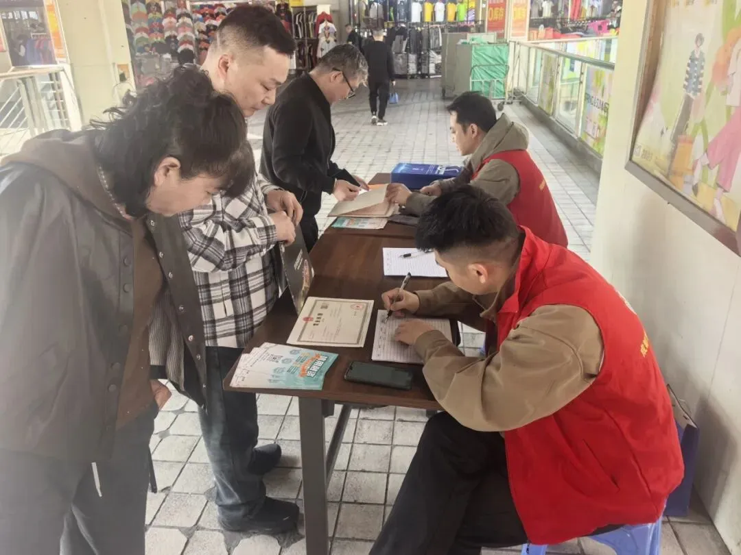 免费年报进市场|成都市个私协会企业服务中心 荷花池分会现场服务持续进行中!