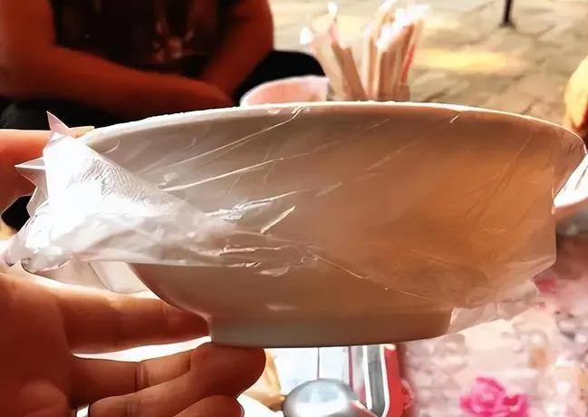 热羊肉汤+塑料袋=?建材市场早餐摊的这波操作,看完整个人都不好了