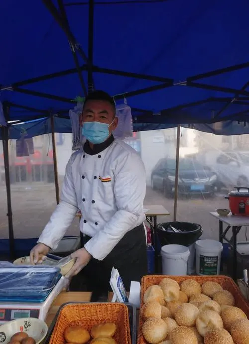 热羊肉汤+塑料袋=?建材市场早餐摊的这波操作,看完整个人都不好了