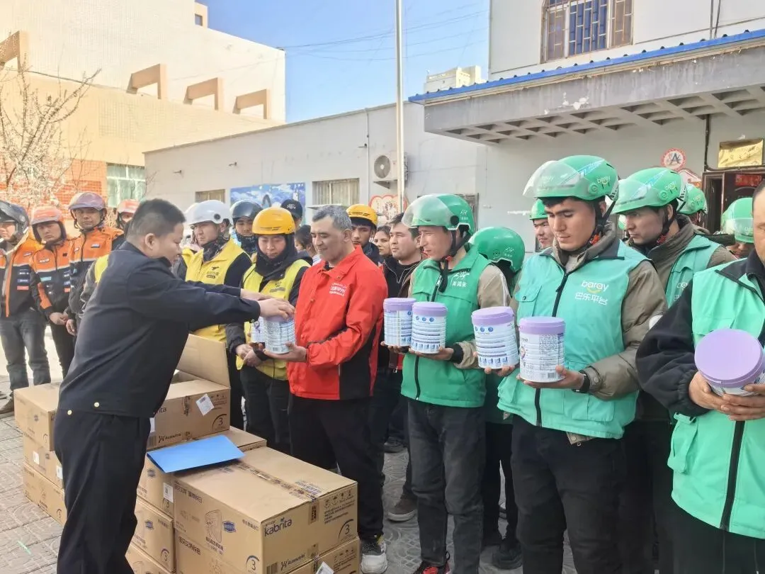 阿瓦提县市场监督管理局开展“关爱外卖骑手市监在行动”暖新关爱活动