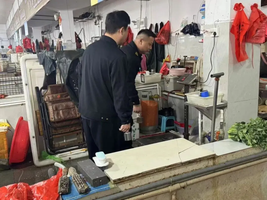 重拳出击护公平 精准计量惠民生丨罗田县市场监管局深入开展城区农贸计量守护治理行动