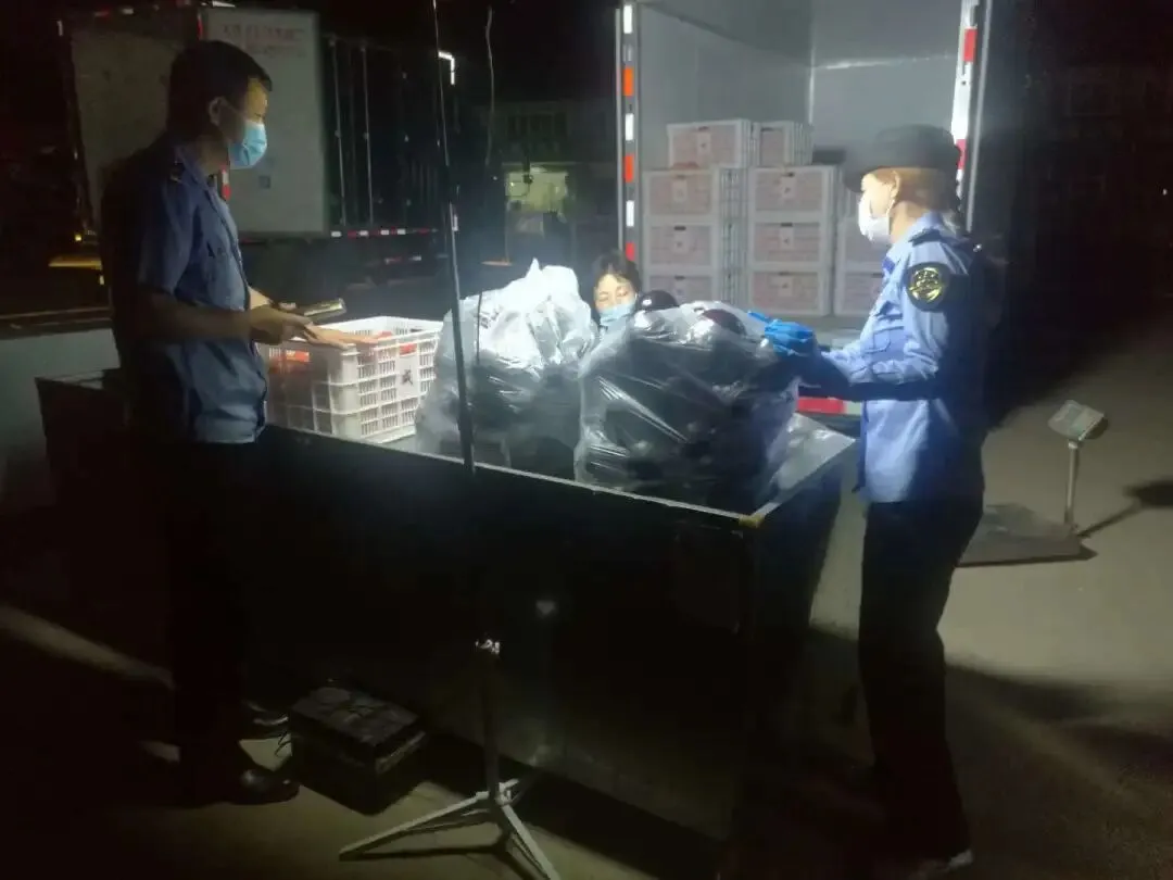 凌晨抽检 平谷区市场监督管理局保障东寺渠市场有序复市